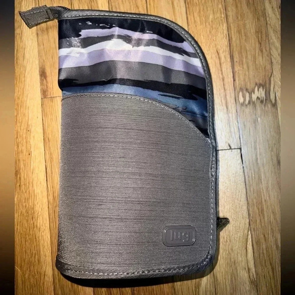 Lug “Canoe” Cosmetic Case “Painted Pearl” Travel Case - Picture 3 of 6